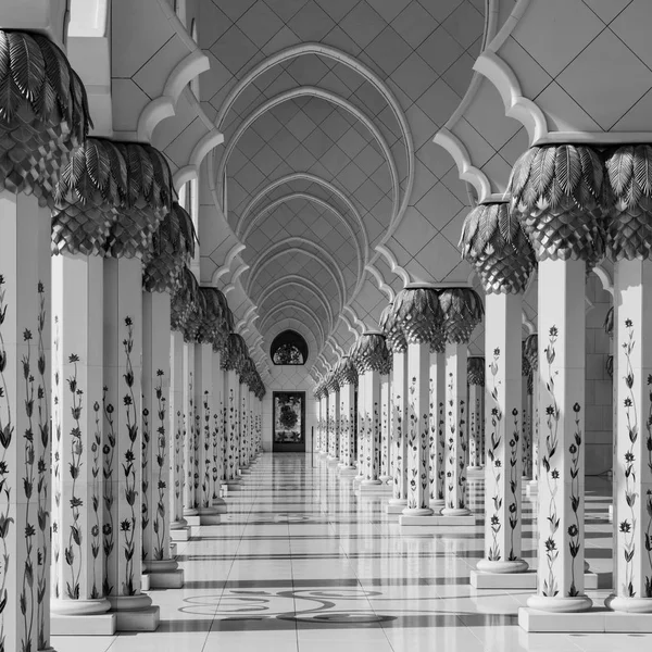 Mesquita branca em Abu Dhabi — Fotografia de Stock