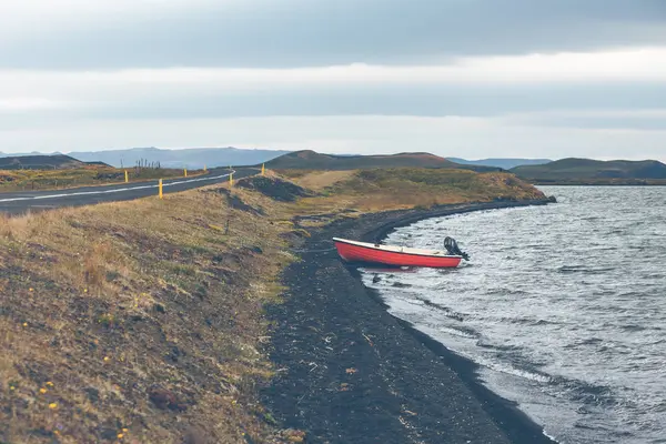 IJsland landschap met een rode boot — Stockfoto