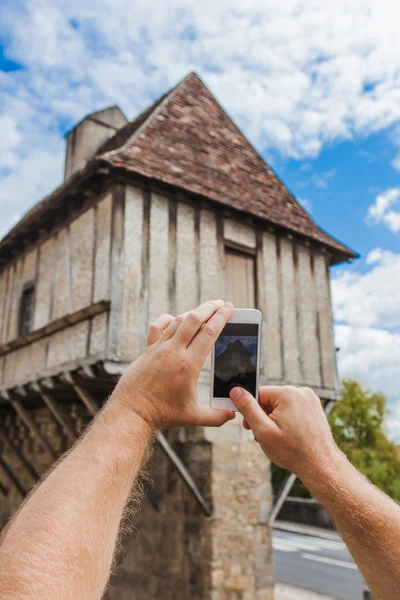 Turista tomando fotos de Perigueux, Francia — Foto de Stock