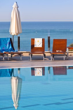 Güneşli bir günde yüzme havuzu