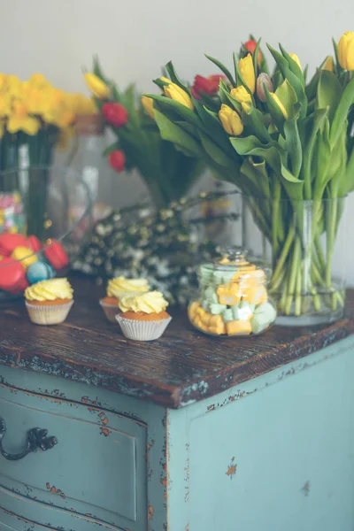 Parlak bademli kurabiye ve kek ahşap bir masa üzerinde