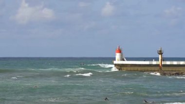  Fırtınalı okyanus ve İskelesi