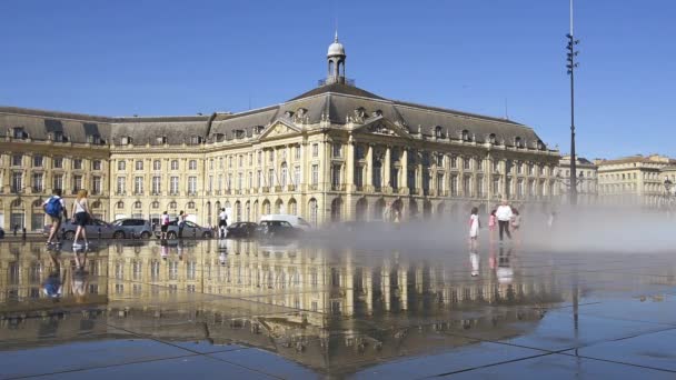 Fontana a specchio di fronte a Place de la Bourse — Video Stock