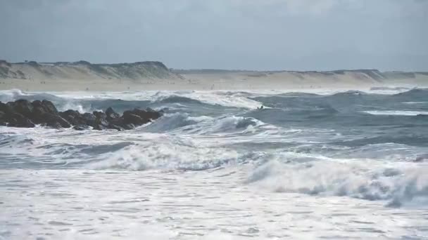 Силуети серферів на Атлантичний океан хвилі — стокове відео