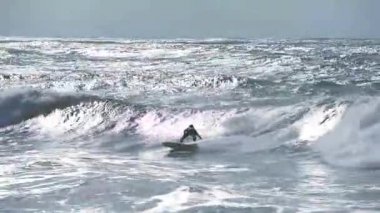 Siluetleri sörfçü Capbreton, Fransa Atlantik Okyanusu dalgaları üzerinde