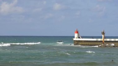  Fırtınalı okyanus ve İskelesi