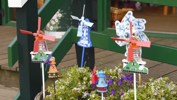 Wervelende speelgoed windmolen pinwheels — Stockvideo
