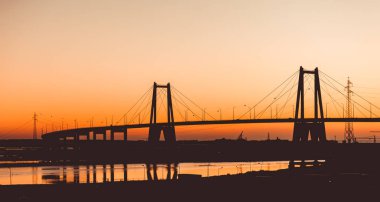 Bir gün batımı süspansiyon beton köprüde silüeti