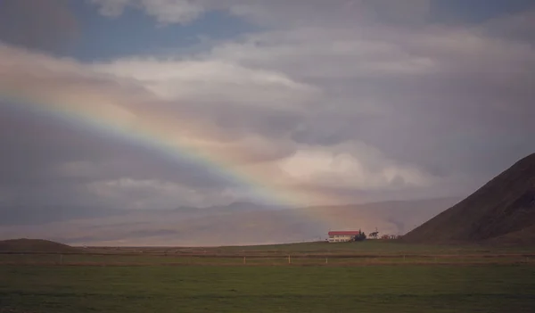 Jižní islandský krajina s rainbow — Stock fotografie