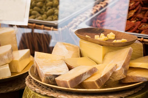 大块的本地的欧洲市场的不同奶酪 — 图库照片