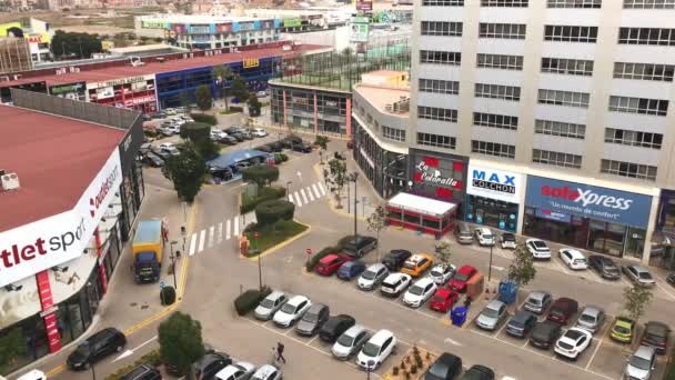 Большая уличная парковка, полная автомобилей — стоковое видео
