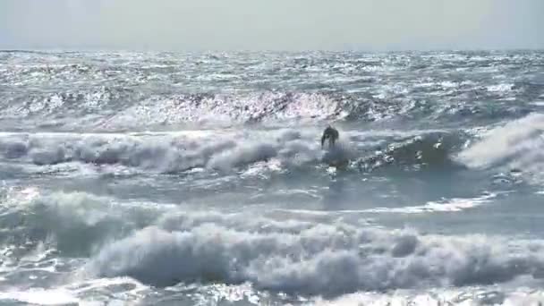 Silhouetten van surfers op de golven van de Atlantische Oceaan — Stockvideo