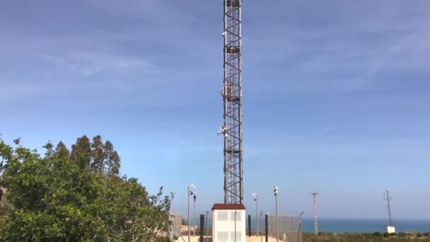 Una torre de comunicaciones — Vídeo de stock