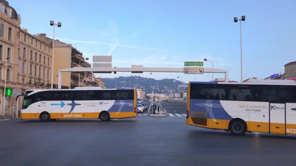 Bus traversant l'intersection — Video