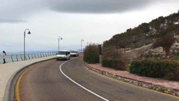 Coches que recorren el mar por carretera — Vídeos de Stock