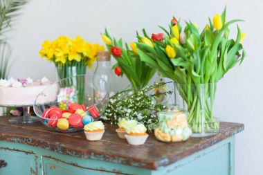 Parlak bademli kurabiye ve kek ahşap bir masa üzerinde