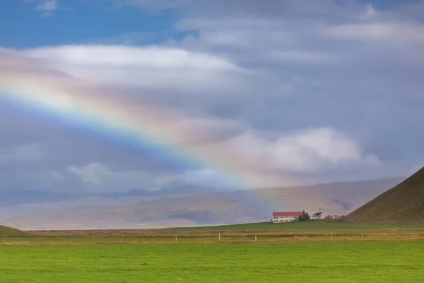 Südliche isländische Landschaft mit Regenbogen — Stockfoto