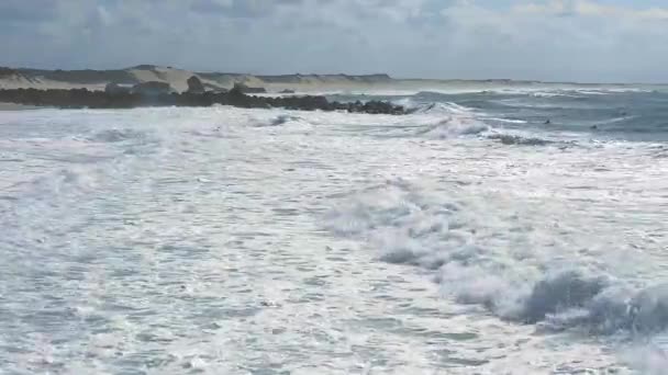 Szörfösök, az Atlanti-óceán hullámai a sziluettek — Stock videók