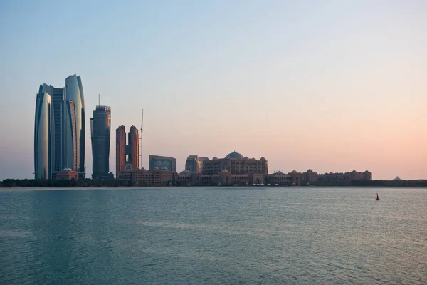 Skyline van Abu Dhabi gebouwen uit de zee — Stockfoto