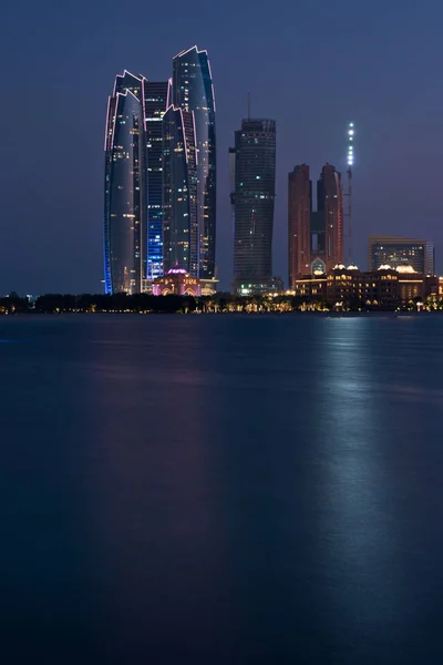 Edificios de Abu Dhabi horizonte desde el mar por la noche —  Fotos de Stock