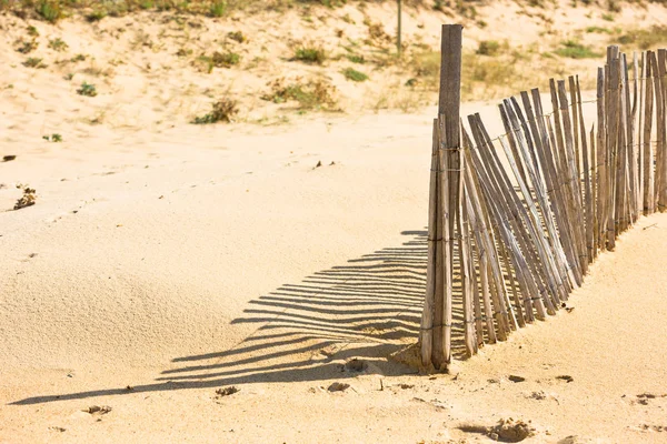 Drewniany płot na Atlantyku plaży we Francji — Zdjęcie stockowe