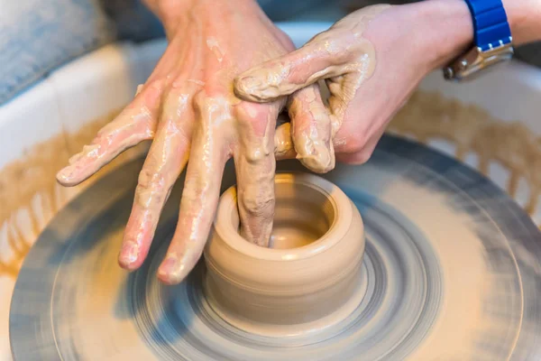 Töpfern - Erstellen eines Tonbechers in Arbeit — Stockfoto