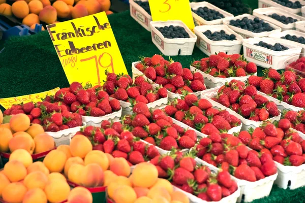 Fragole naturali in scatole in un mercato agricolo — Foto Stock