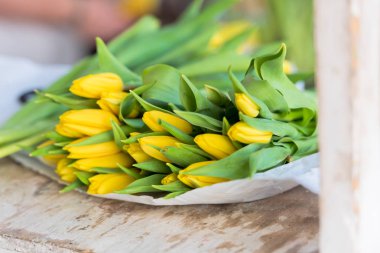 Sarı Lale çiçek buketi ahşap bir masa üzerinde