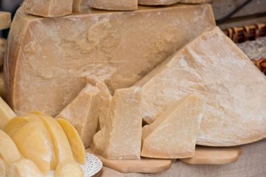 Yığın Parmesan peyniri açık Market