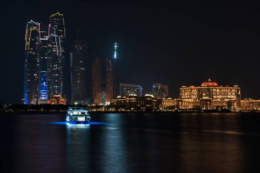 Abu Dabi binalar gece deniz manzarası