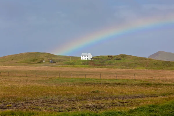 Paesaggio islandese meridionale con arcobaleno — Foto Stock