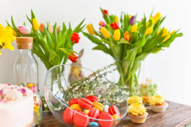 Parlak bademli kurabiye ve kek ahşap bir masa üzerinde