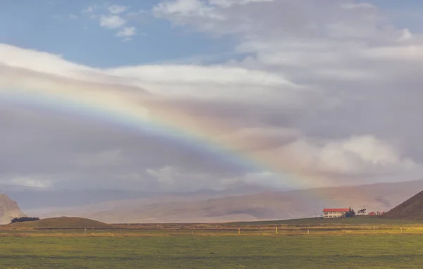 Paisagem do sul da Islândia com arco-íris — Fotografia de Stock