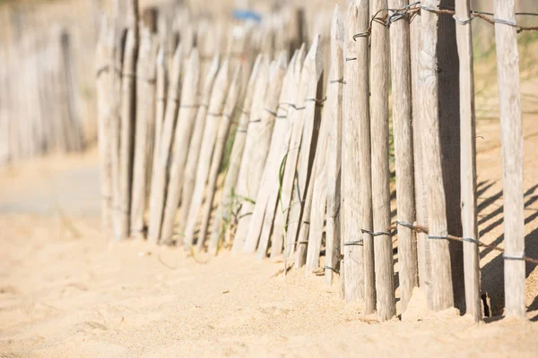 Drewniany płot na Atlantyku plaży we Francji — Zdjęcie stockowe