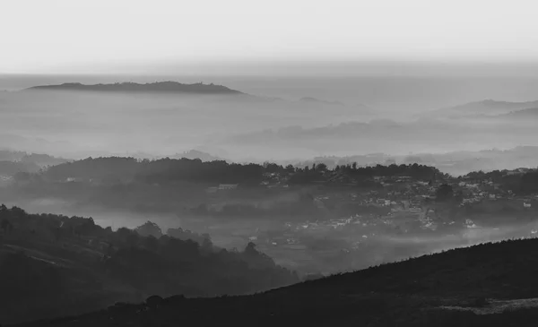 Couches de montagnes brumeuses — Photo