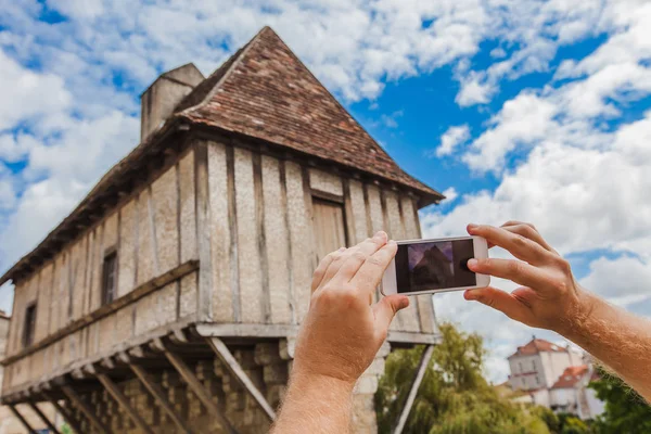 Turista tomando fotos de Perigueux, Francia — Foto de Stock