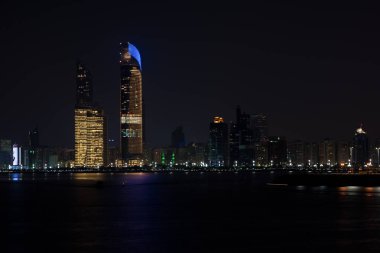 Abu Dabi binalar gece deniz manzarası