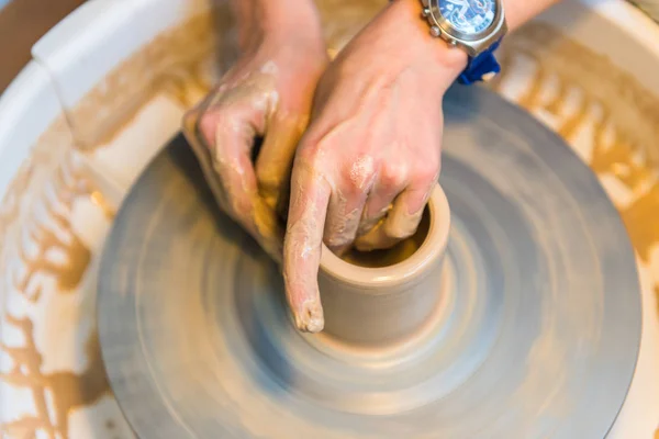 Pottering - criando um copo de argila em processo — Fotografia de Stock