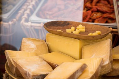 Yerel bir Avrupa pazarda farklı peynir topakları