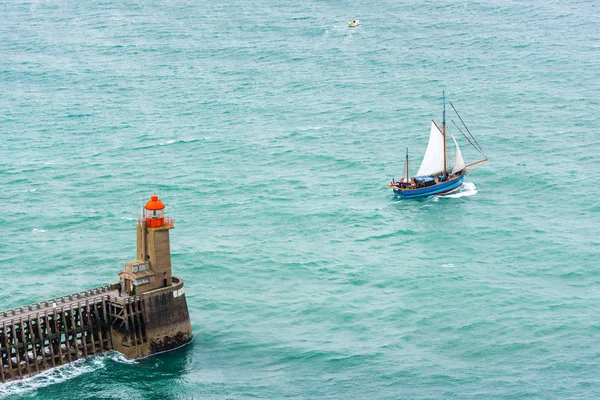 Vista de um cais velho com farol — Fotografia de Stock