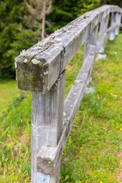 Stare drewniane ogrodzenia w wiosce — Zdjęcie stockowe