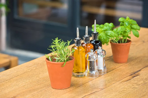 Mesa de café con hierbas y condimentos —  Fotos de Stock