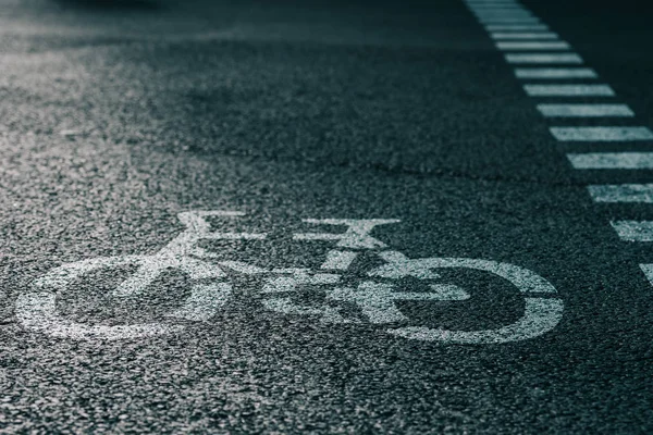 Fahrradstraßenschild auf der Straße — Stockfoto