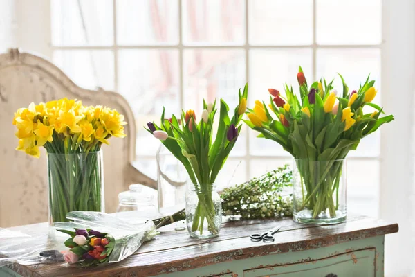 Ανοιξιάτικα λουλούδια σε ξύλινο τραπέζι — Φωτογραφία Αρχείου