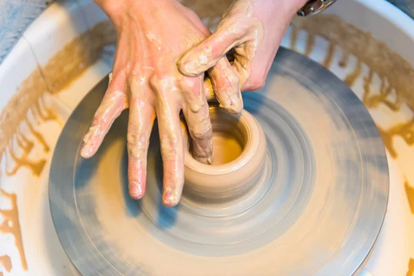 Pottering - création d'une tasse d'argile en cours — Photo