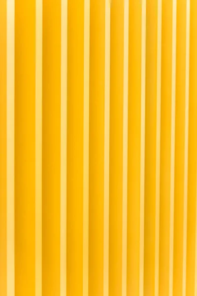 Detalhe da fachada de construção de metal amarelo — Fotografia de Stock