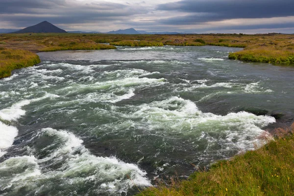 Καλοκαίρι Ισλανδία τοπίο με ορμητικό ποτάμι — 图库照片
