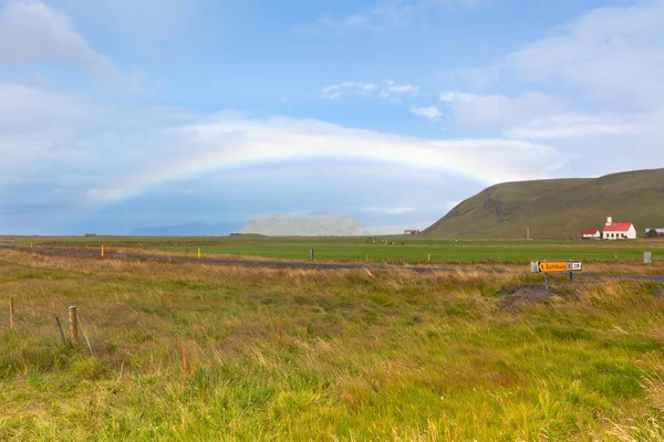 Paesaggio islandese meridionale con arcobaleno — Foto Stock