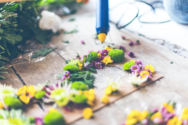 Floristería haciendo decoración de flores —  Fotos de Stock