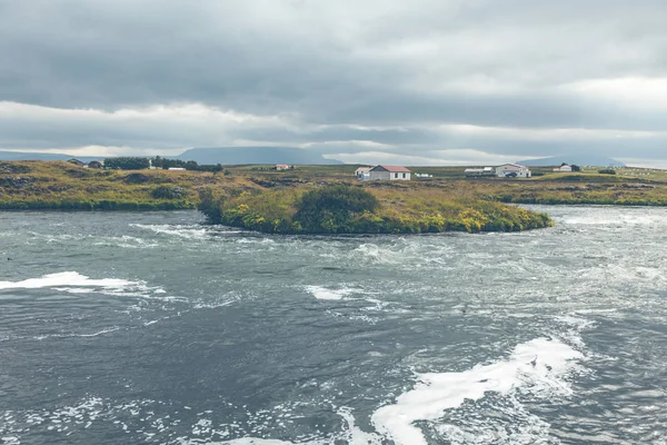 Zomer van IJsland landschap met razende rivier — Stockfoto